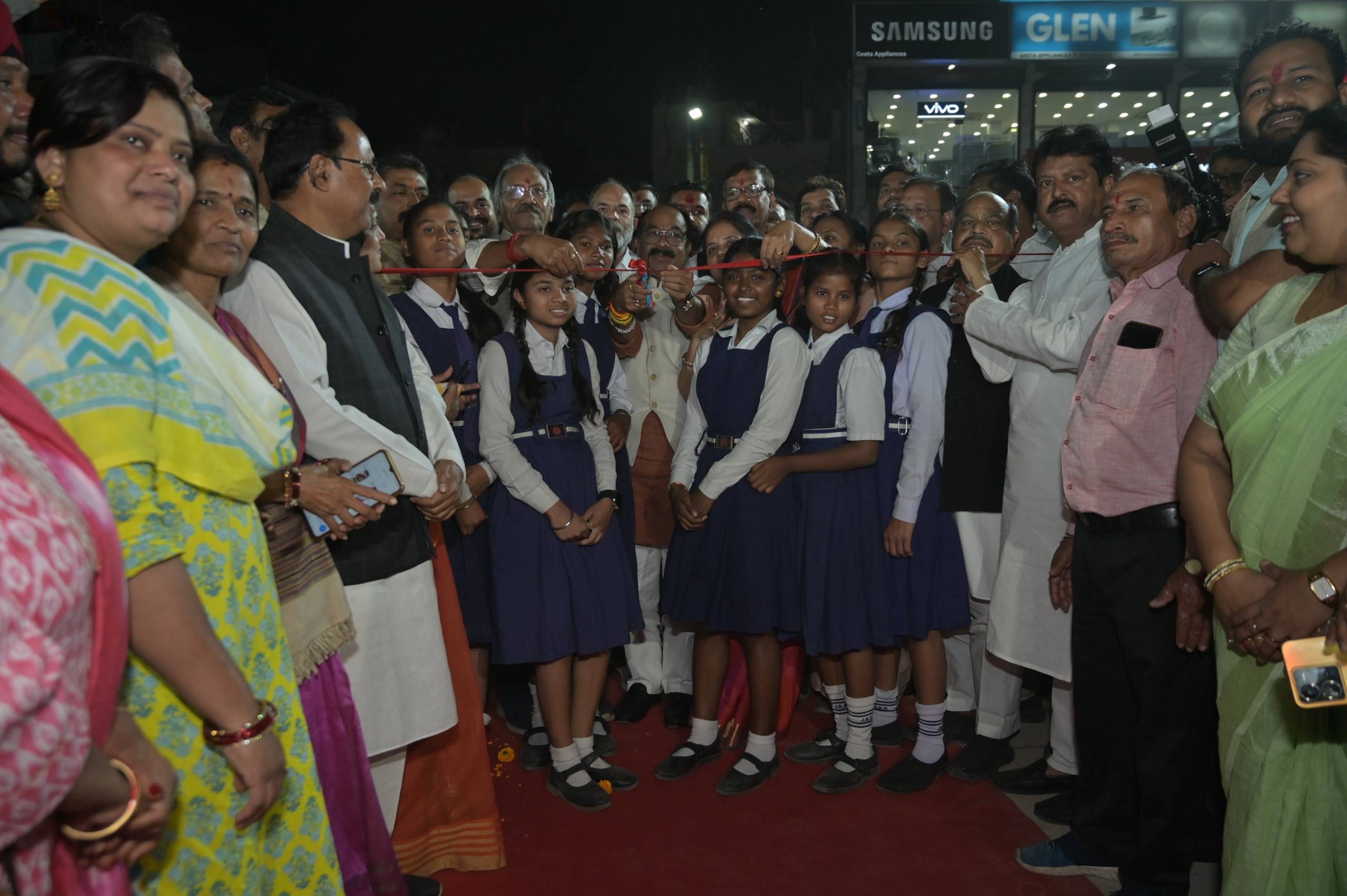 &lsquo;स्वामी विवेकानंद सरोवर-बूढ़ातालाब पथ&rsquo; का लोकार्पण... स्कूली छात्राओं को मिली राहत