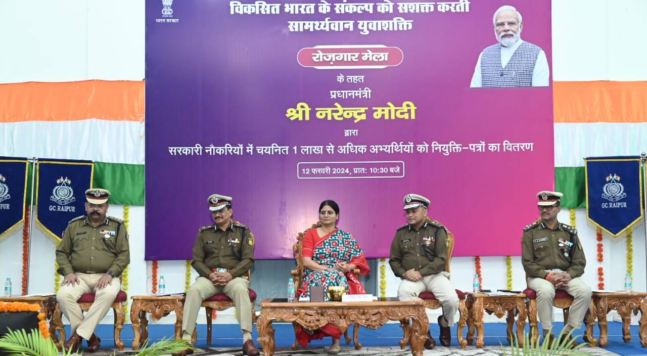 आरंग में आयोजित रोजगार मेला में केन्द्रीय सेवाओं में 75 युवाओं को मिला नियुक्ति पत्र