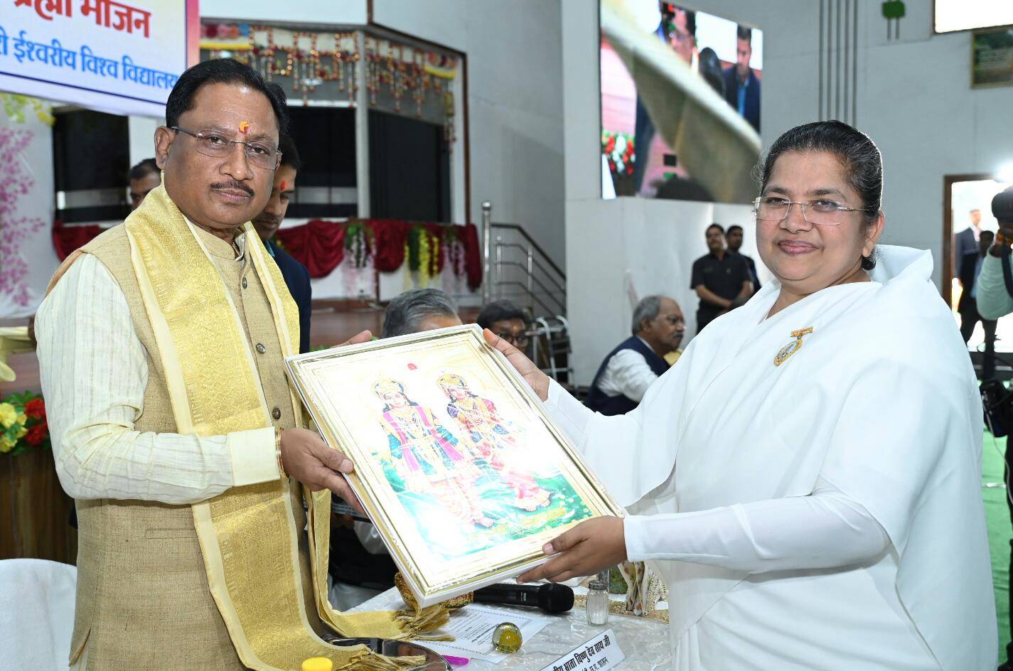 ब्रह्म भोजनः ब्रह्मकुमारी बहनों के अतिथि बने सीएम.... कहा बहनों के स्नेह से हम सब अभिभूत