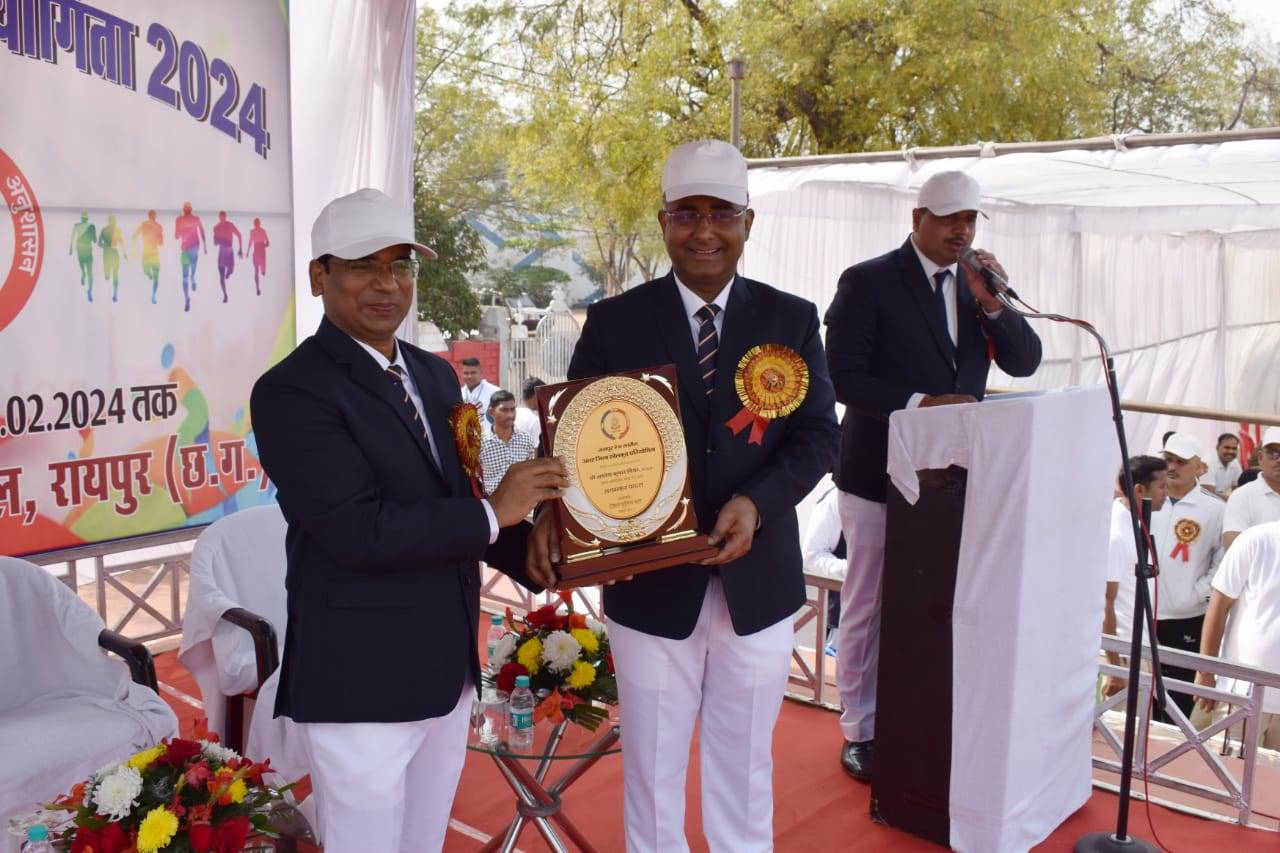 रायपुर रेंज के पुलिस जवानों ने खेलों में किया उत्कृष्ट प्रदर्शन... आईजी ने किया पुरस्कृत