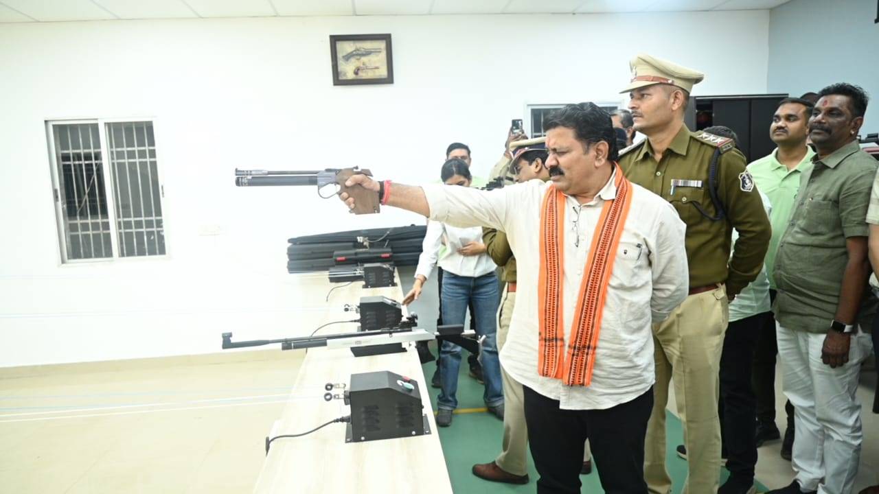 एकलव्य शूटिंग प्रतियोगिताः डिप्टी सीएम शर्मा ने उठाई रायफल और लक्ष्य साधकर की फायरिंग