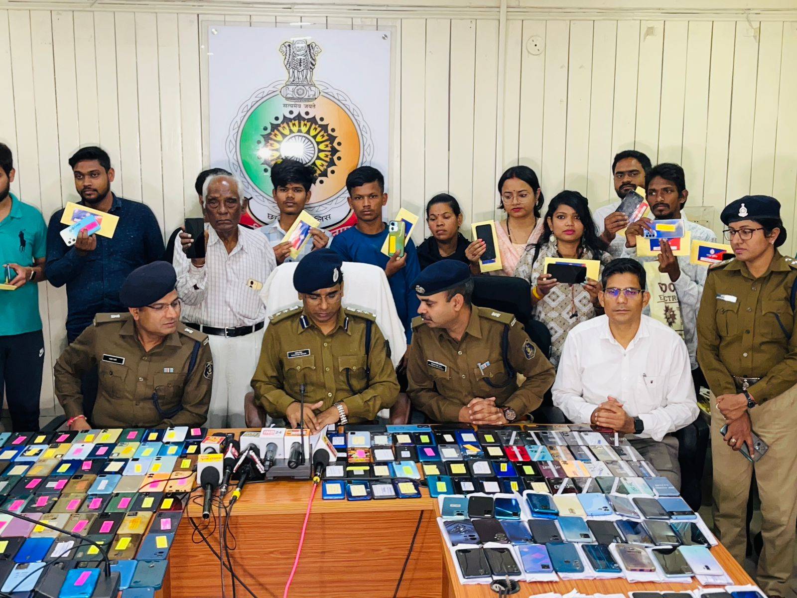 सवा करोड़ के गुम मोबाइल को पुलिस ने खोजा... मोबाइल धारकों को किया वापस