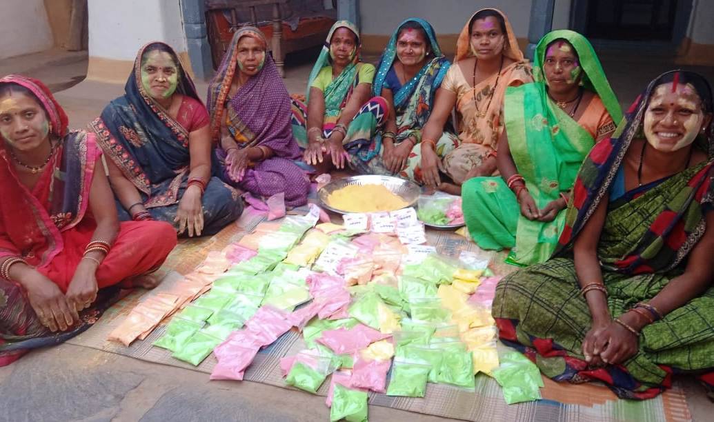 मंदिरों में चढ़े फूलों से महिलाएं बना रही हर्बल गुलाल... इस होली इन्हीं रंगों से आप भी खेले होली