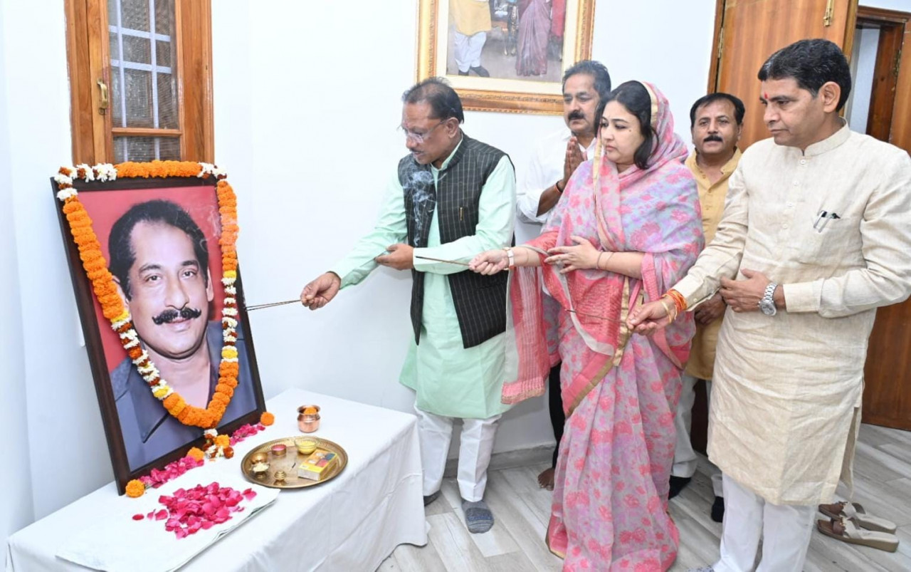  मुख्यमंत्री ने पूर्व सांसद एवं केन्द्रीय मंत्री स्वर्गीय दिलीप सिंह जूदेव की जयंती पर उन्हें किया नमन