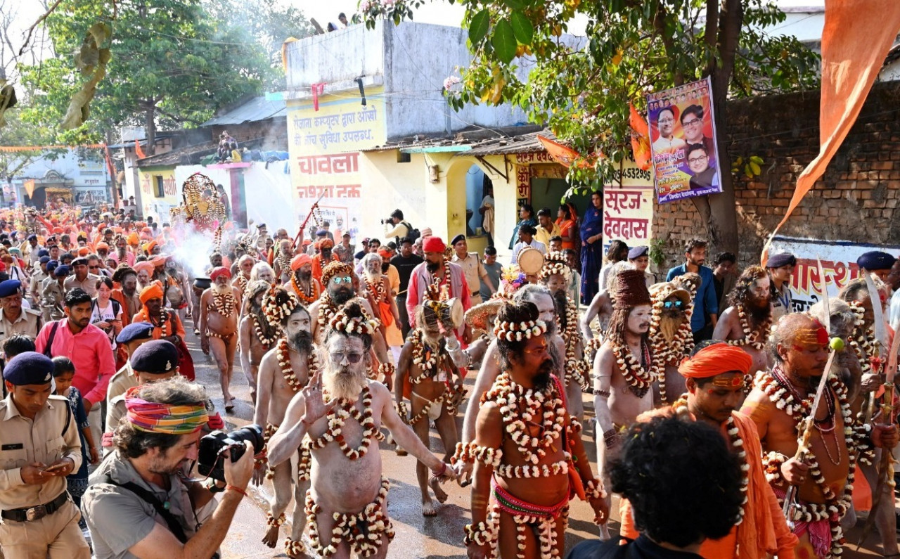  महाशिवरात्रि पर संगम में डुबकी लगाने उमड़ी श्रद्धालुओं की भीड़
