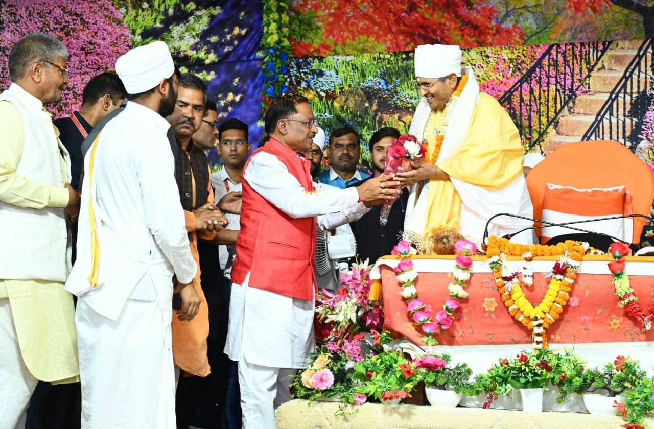 असंग आश्रम सोनपैरी में सुखद सत्संग समागम में पहुंचे CM साय....  धर्मशाला निर्माण के लिए दिए 25 लाख