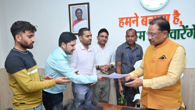 छत्तीसगढ़ के मनरेगा कर्मियों ने सीएम से मांगा राजस्थान की तरह नियमितीकरण