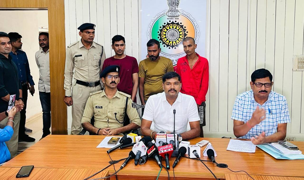 चैन स्नेचिंग और वाहन चोरी करने वाले तीन आरोपी गिरफ्तार.... इन पर शहर के पांच थानों में एफआईआर