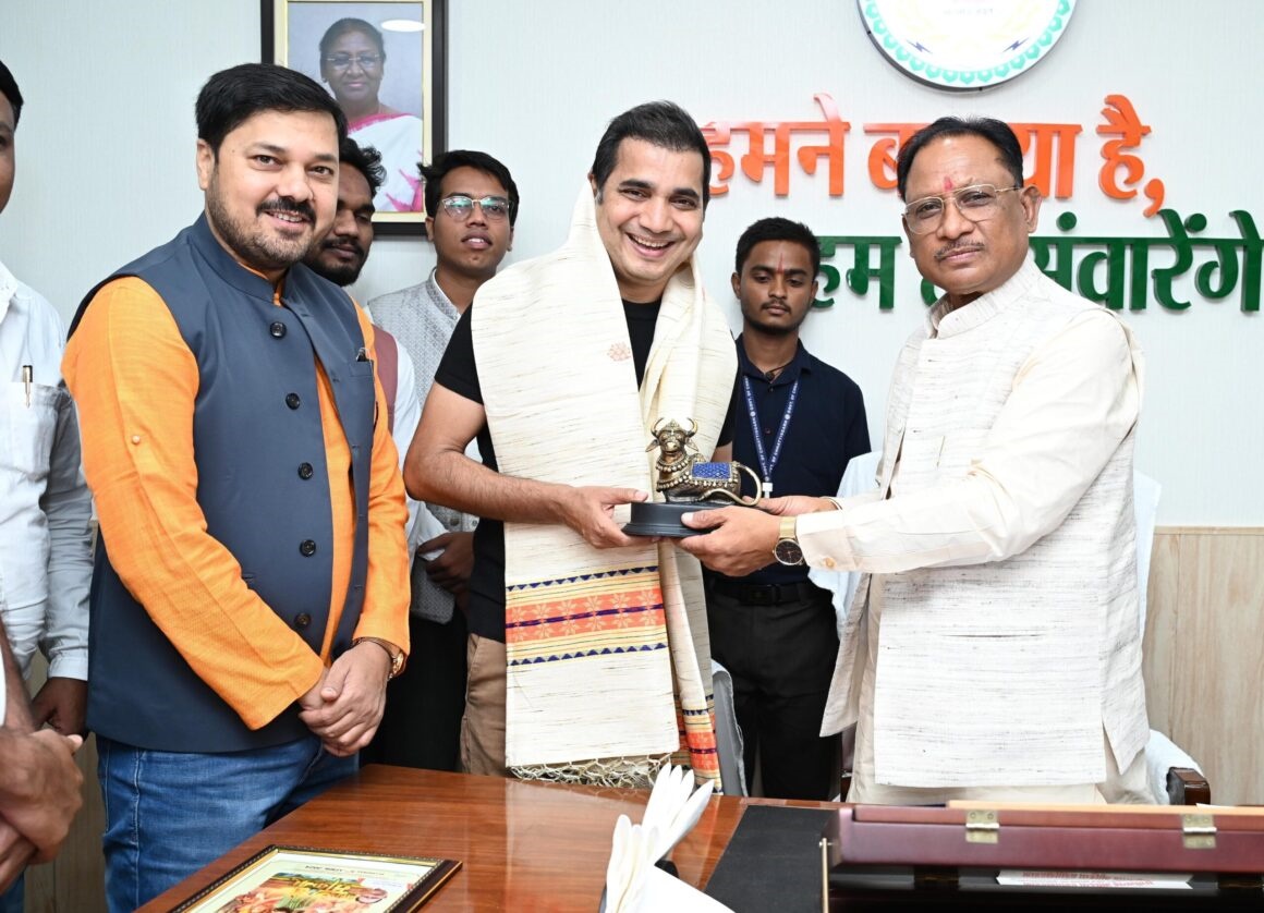 टीवी सीरियल "भाभी जी घर पर हैं" के सक्सेना जी मिले सीएम साय, फिल्म निर्माण पर हुई चर्चा