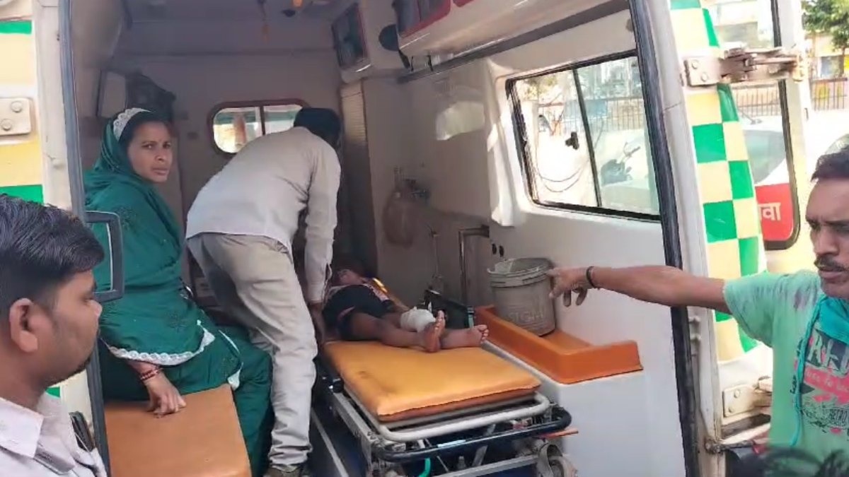 बच्चों से भरी स्कूल बस को ट्रक ने मारी टक्कर... शिक्षिका समेत 16 बच्चे घायल