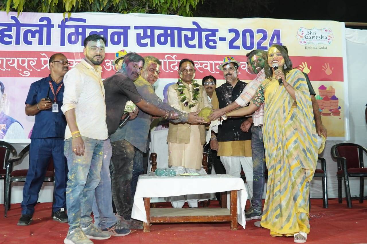 रायपुर प्रेस क्लब में छत्तीसगढ़ की संस्कृति के रंग बिखरे&hellip; सीएम बोले - 60 साल में ऐसी होली पहली बार