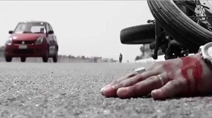  कार और बाइक में जोरदार टक्कर, दो की मौके पर मौत... तीन की हालत गंभीर