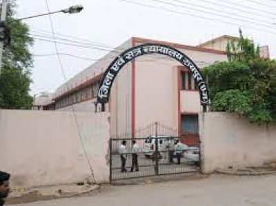पुलिस की बड़ी लापरवाही: कोर्ट परिसर से चकमा देकर कैदी फरार, दो आरक्षक सस्पेंड