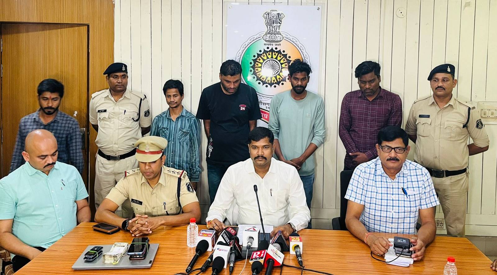 चलती चारपहिया में लगा ऱहे थे आईपीएल के दौरान आनलाइन सट्टा... पुलिस ने चार को किया गिरफ्तार