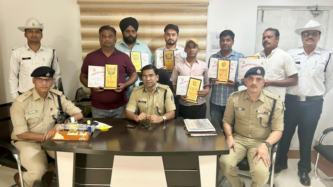 सड़क दुर्घटना में घायलों की मदद करने वाले छह गुड सेमेरिटंस को एसपी ने किया सम्मानित