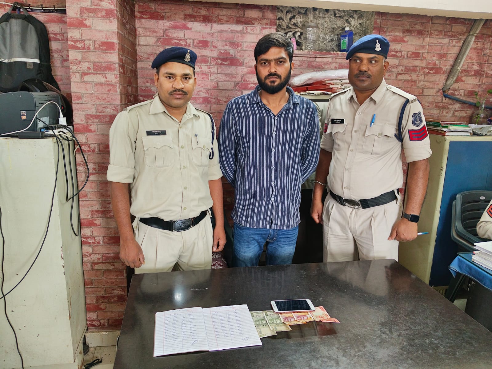 इंडियन प्रीमियर लीग के मैचो में ऑनलाईन सटटा खिलाते आरोपी गिरफ्तार... मोबाइल जब्त