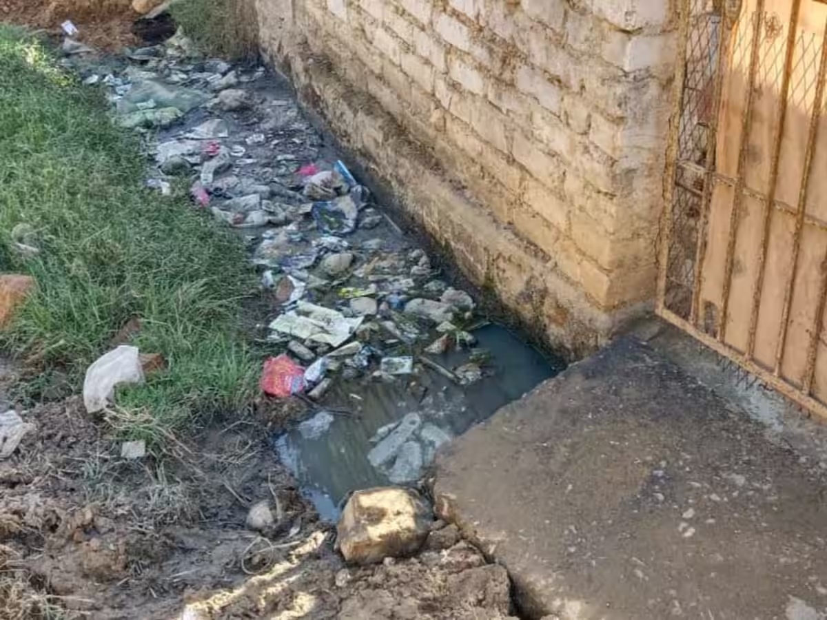 ठेकेदार पर लगा 25 हजार का जुर्माना....नालियां गन्दगी से भरी पाई गई