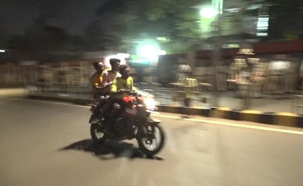 देखें वीडियो... पुलिस को चकमा देकर राजभवन मार्ग पर घुसे तीन बाइक सवार ... तलाश जारी