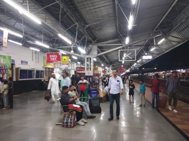 यात्रियों को कंफर्म बर्थ की सुविधा उपलब्ध कराने हेतु, अतिरिक्त ट्रेनों का परिचालन