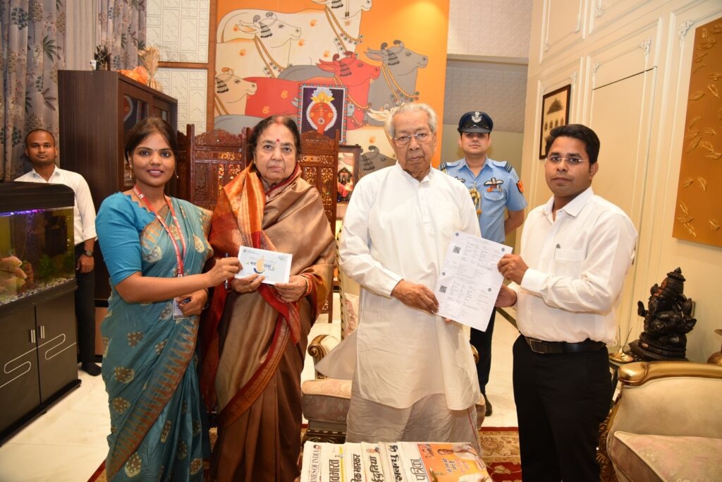 राज्यपाल विश्वभूषण हरिचंदन, मुख्य सचिव अमिताभ जैन, अपर मुख्य सचिव सुब्रत साहू व वरिष्ठ अफसरों को मतदाता पर्ची का वितरण