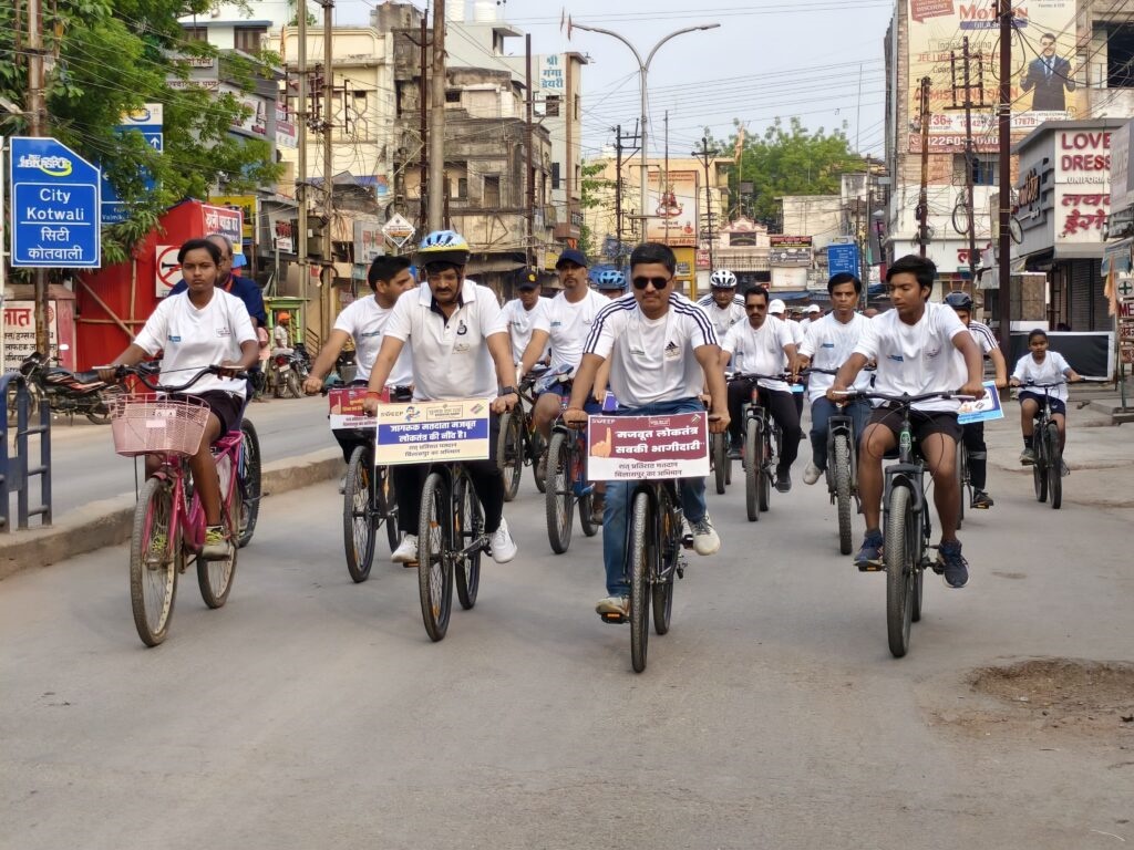 मताधिकार का प्रयोग करने के लिए लोगों को कलेक्टर और एसपी ने साइकिल चलाकर जागरूक किया