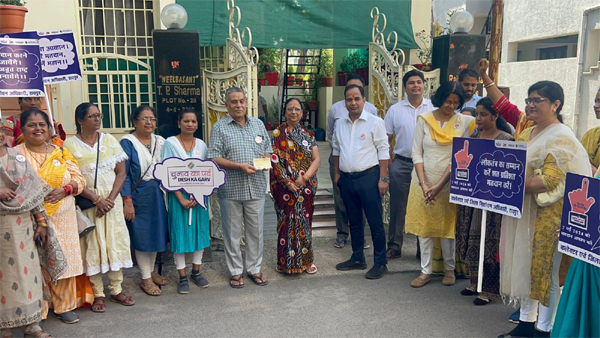 पीला चावल देकर मतदान के लिए किया आमंत्रित, कलेक्टर पहुंच मुख्य सचिव के घर