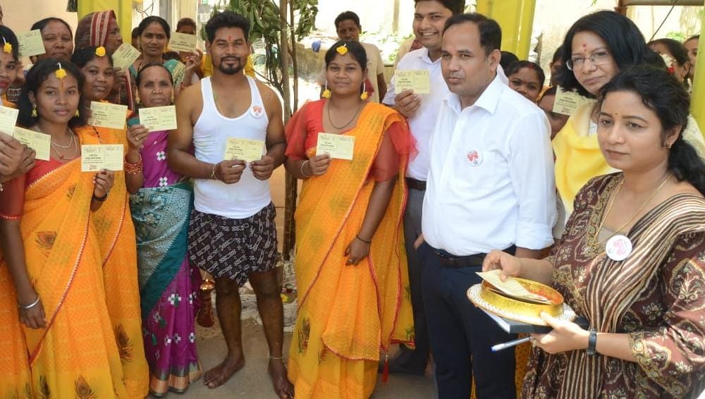 विवाह मंडप में चल रही थी हल्दी रस्म डॉ. गौरव सिंह पहुंचे कलेक्टर की पाती लेकर
