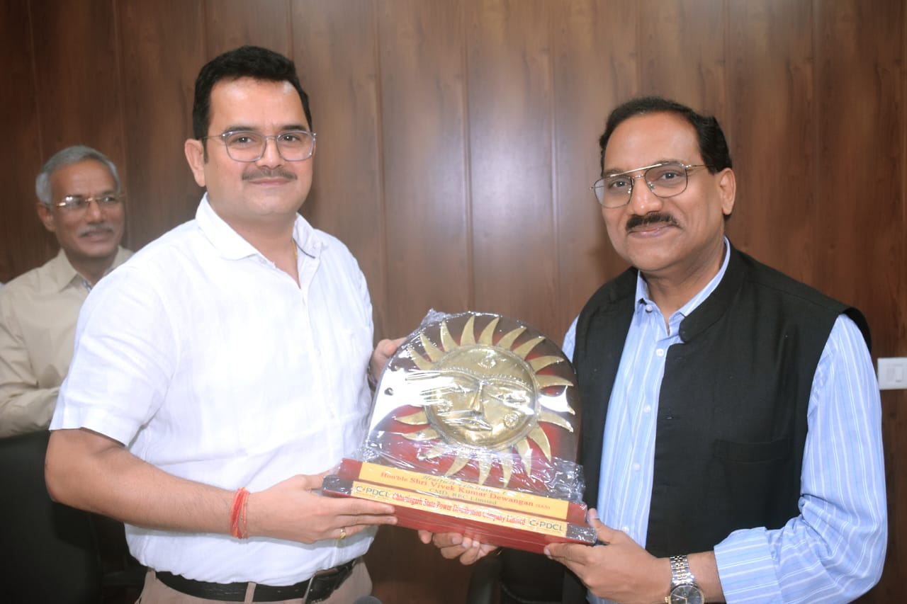 " पीएम सूर्यघर योजना में छत्तीसगढ़ को देश का अग्रणी राज्य बनाएं "....   आरईसी के सीएमडी विवेक देवांगन ने ली समीक्षा बैठक