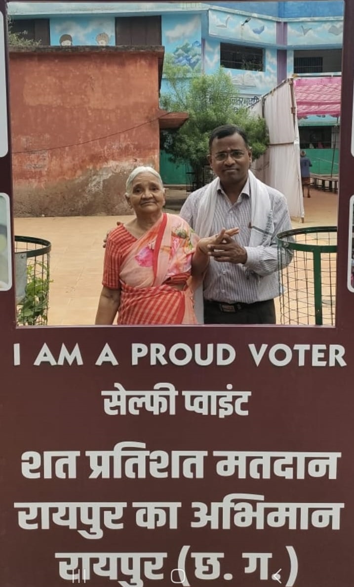 कई केंद्रों में EVM मशीन में खराबी के चलते मतदान शुरू होने में काफी वक्त लगा, फिर भी राजधानी के मतदान केंद्रों में भीड़