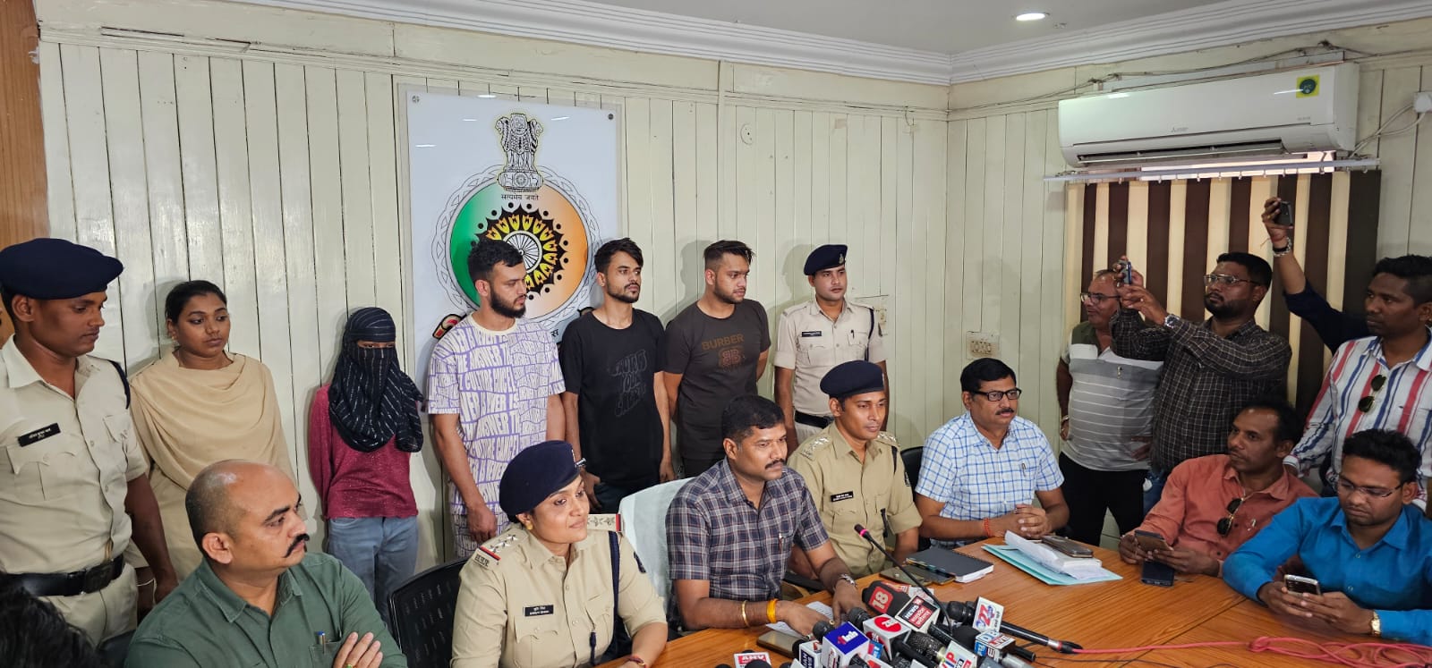 वेब-सीरिज मनी हाईस्ट से प्रभावित होकर ड्रग तस्कर बने प्रोफेसर, लूसीफर और बर्लिन