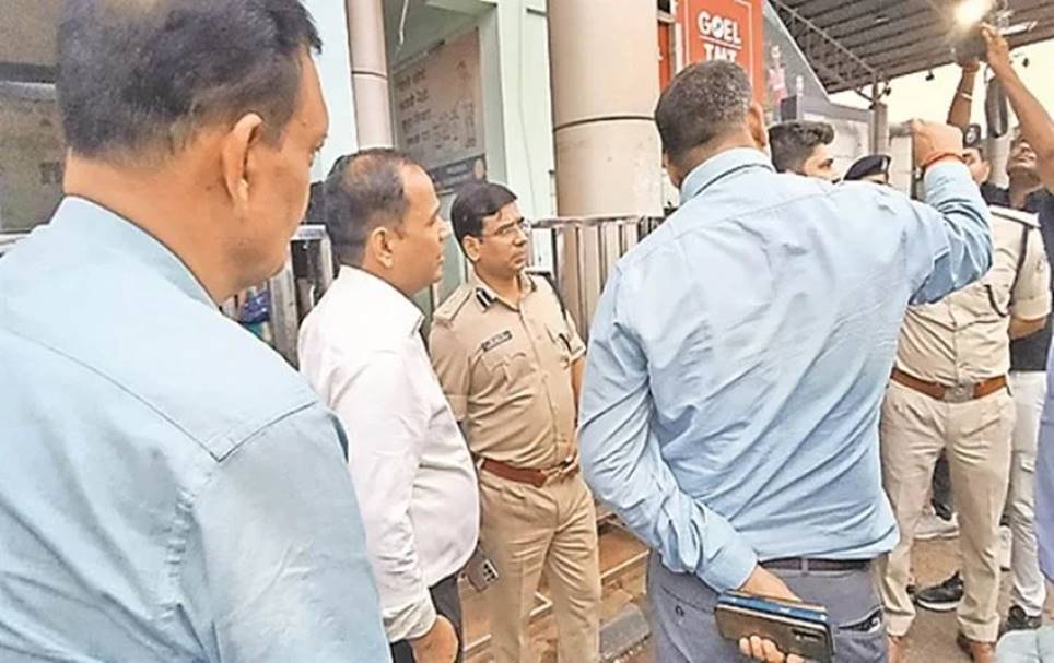 रेलवे स्टेशन में नो-पार्किंग में खड़ी गाड़ियों पर नहीं लगेगा लॉक, RPF और GRP के साथ रेलवे के कमर्शियल कर्मचारियों की तैनाती
