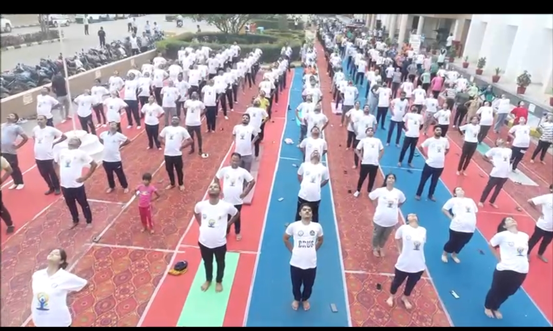 रायपुर एम्स के योगोत्सव 2024 में चिकित्सकों पुलिस अधिकारियों ने सीखे योग आसन