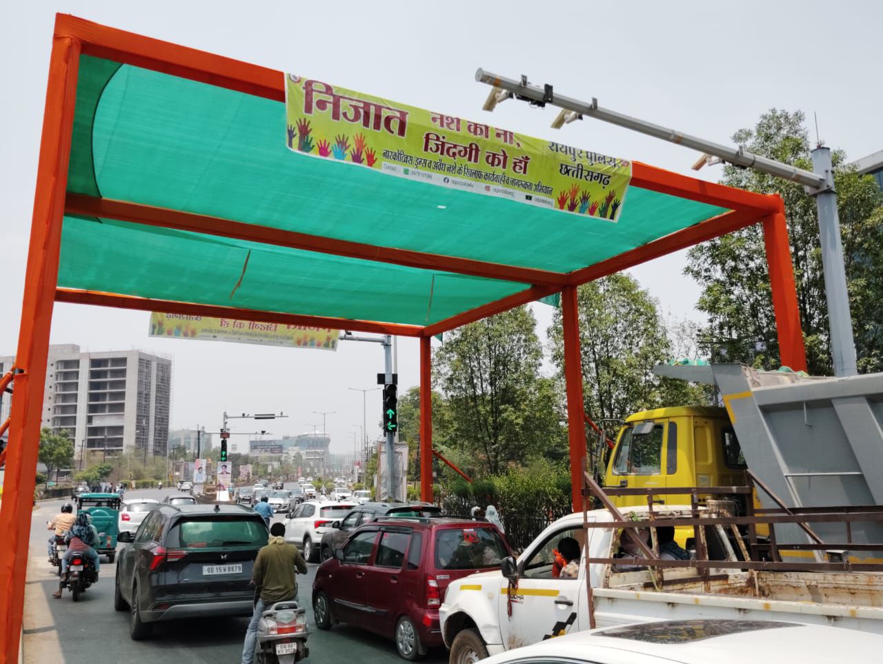 यातायात पुलिस की पहल पर चौक चौराहों पर किराया भंडार के सौजन्य से लगाया गया पंडाल