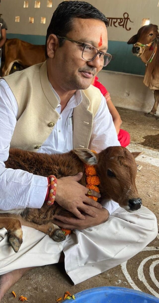 गौमूत्र व गोबर से तैयार कर रहे कई उत्पाद, गौवंश के संरक्षण व संवर्धन के लिए समर्पित है अखिल जैन 