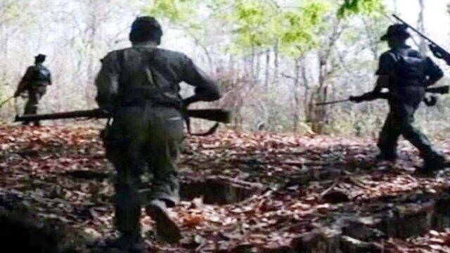 गश्त पर निकले जवानों को मिली सफलता, विस्फोटक सामग्री के साथ 4 नक्सलियों को किया गिरफ्तार