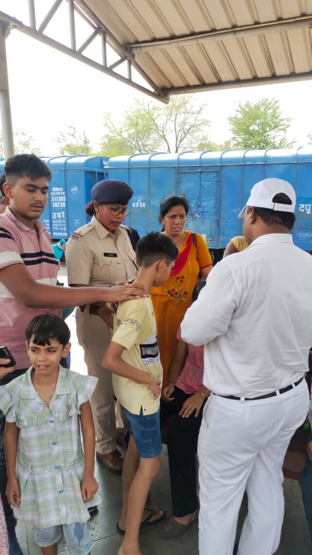 हावड़ा-अहमदाबाद एक्सप्रेस में जनरल डिब्बे में 2 बच्चों के बेहोश होने की सूचना पर, तत्काल मुख्य स्टेशन प्रबंधक भाटापारा ने सहायता पहुंचाई  