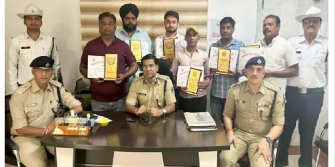 सामाजिक उत्तरदायित्व का निर्वाह करते हुए घायलों को अस्पताल पहुंचाकर बचाई जान, एसएसपी ने किया सम्मानित
