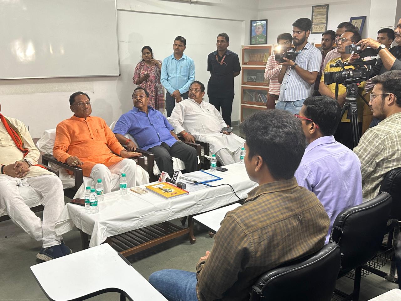 मुख्यमंत्री साय का ट्राइबल यूथ हॉस्टल का दौरा.... छात्रों से संवाद कर सफलता के लिए किया प्रोत्साहित
