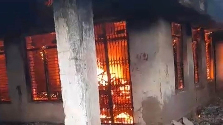 धमतरी शहर के पुराने स्कूलों में से एक नत्थूजी स्कूल में अचानक लगी आग