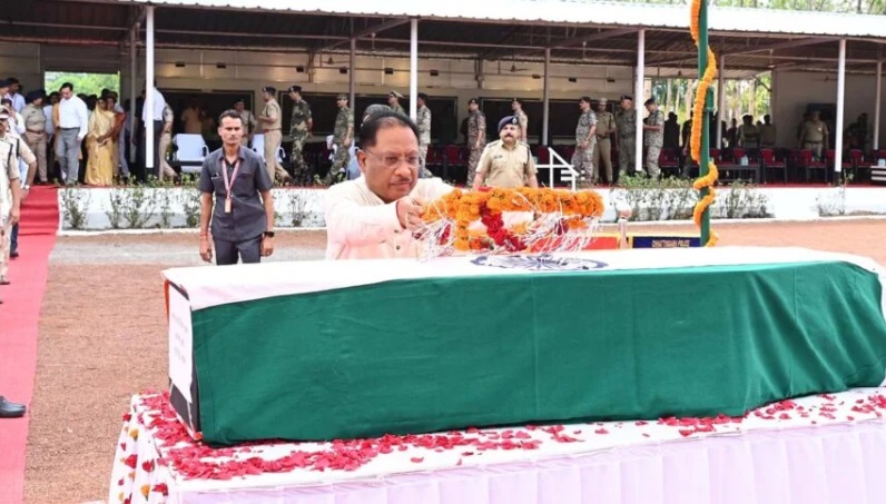 नारायणपुर मुठभेड़ में शहीद जवान को सीएम साय ने दी श्रद्धांजलि, घायल जवानों से भी मिले