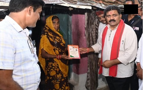 हितग्राहियों को सौंपा राशन कार्ड : बारिश में भींगते हुए उपमुख्यमंत्री विजय शर्मा
