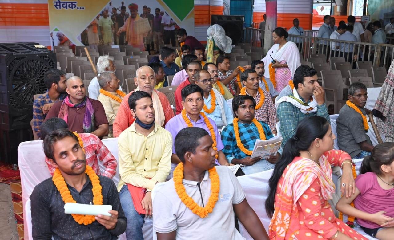  जनदर्शन प्रारंभ: मुख्यमंत्री  साय आत्मीयता से मिल रहे हैं नागरिकों से 