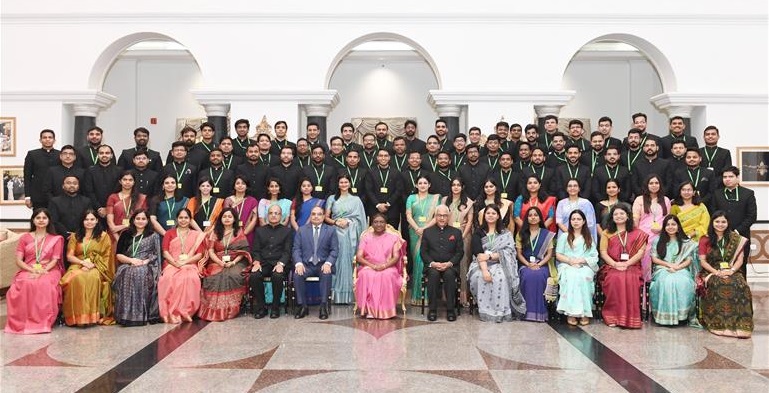  किसी प्रशासक के लिए सबसे अहम बात लोगों का विश्वास जीतना और उसे बनाए रखना है: राष्ट्रपति  