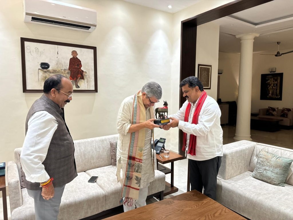 प्रदेश में चल रही रेल परियोजनाओं पर की चर्चा : डिप्टी सीएम साव और शर्मा ने रेल मंत्री अश्विनी वैष्णव से की मुलाकात
