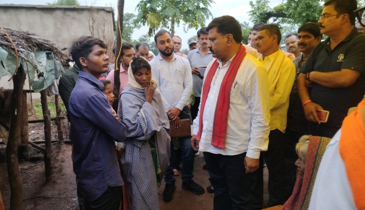 प्रदेश के उपमुख्यमंत्री विजय शर्मा : बैगा बाहुल्य सोनवाही गांव पहुंचकर पीड़ित परिवारों से मिले