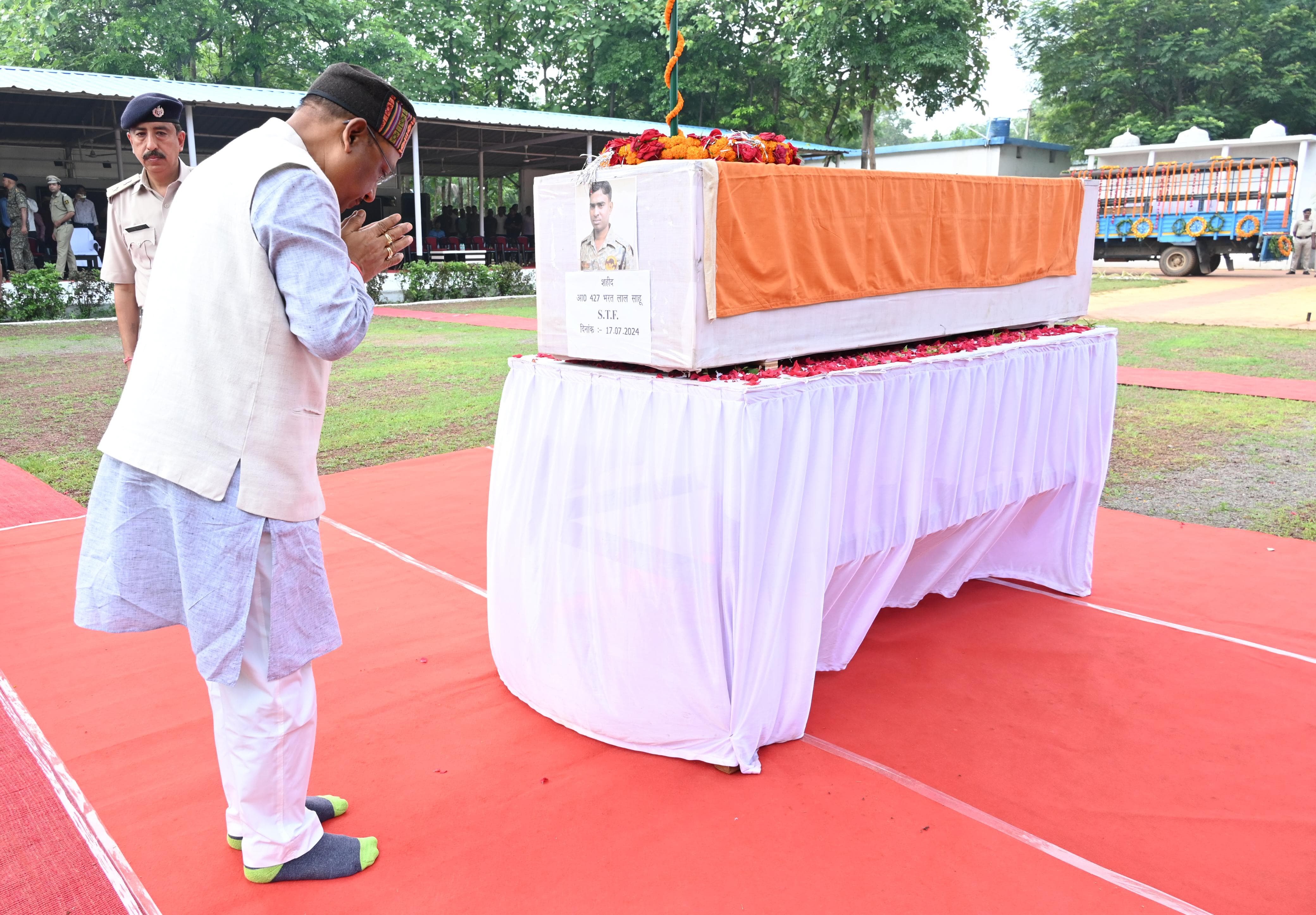 शहीद जवान को  पुष्पचक्र अर्पित कर दी सीएम  ने दी श्रद्धांजलि....  पार्थिव शरीर शहीद के निवास सड्डू के लिए रवाना