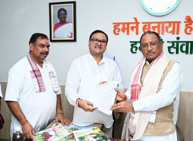 पाठ्यक्रम में गौ सेवा से संबंधित विषय शामिल करने की मांग : मुख्यमंत्री से मिले मनोहर गौशाला के ट्रस्टी