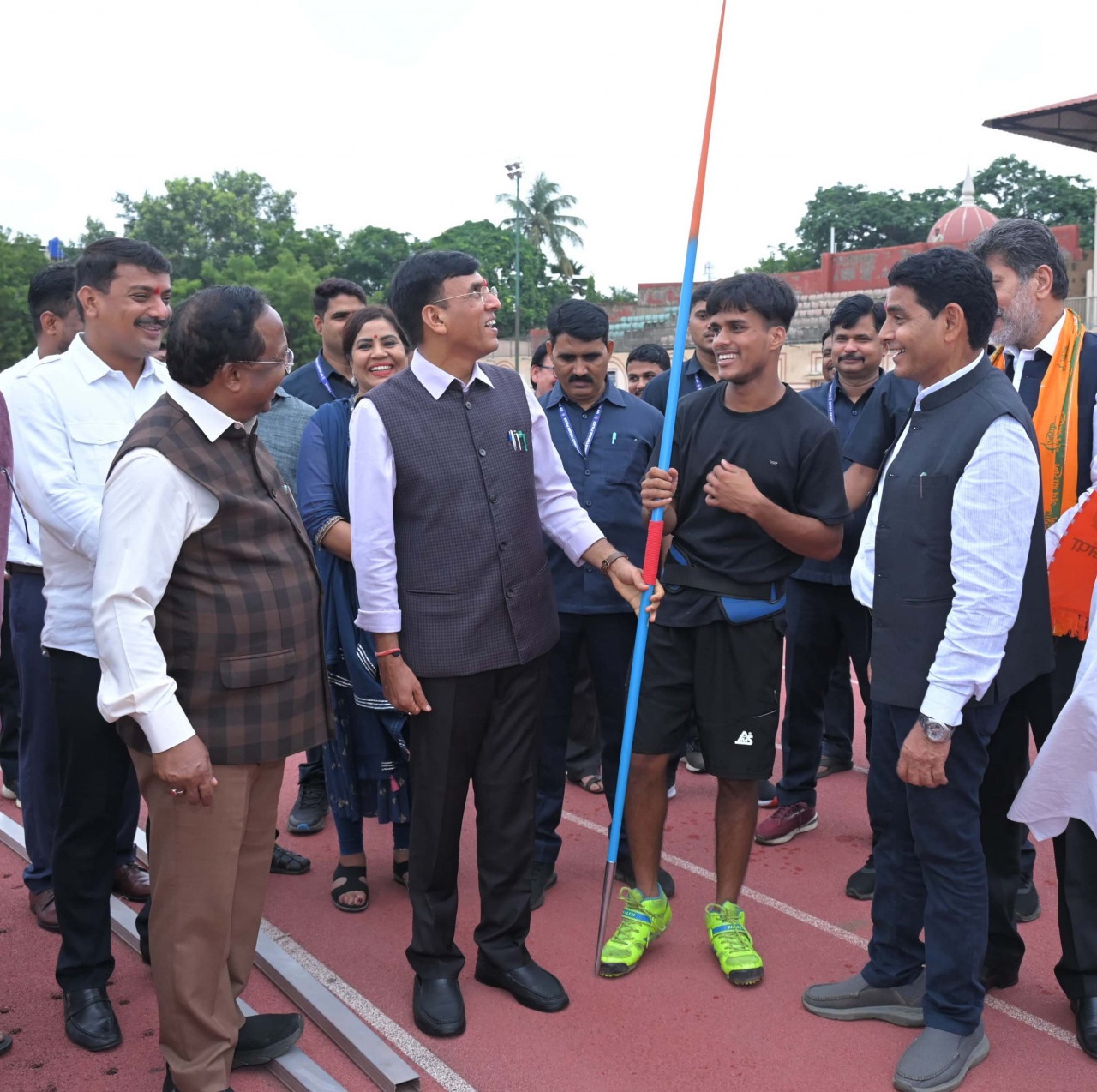 केंद्रीय खेल मंत्री डॉ. मनसुख मांडविया : जैवलिन थ्रो खिलाड़ी के प्रतिभा के हुए कायल