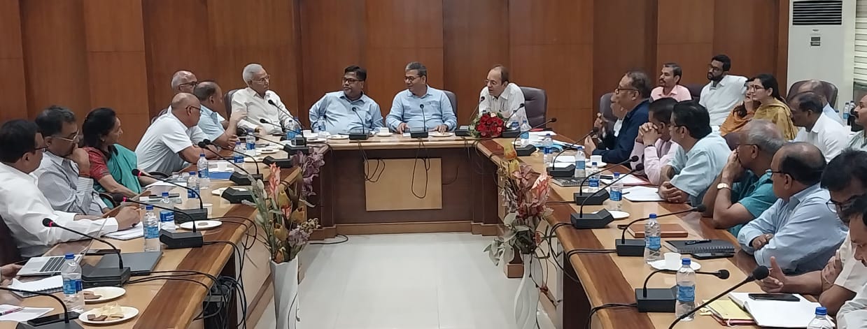 नियामक आयोग ने विद्युत कंपनी मुख्यालय में स्मार्ट मीटरिंग का प्रस्तुतिकरण देखा