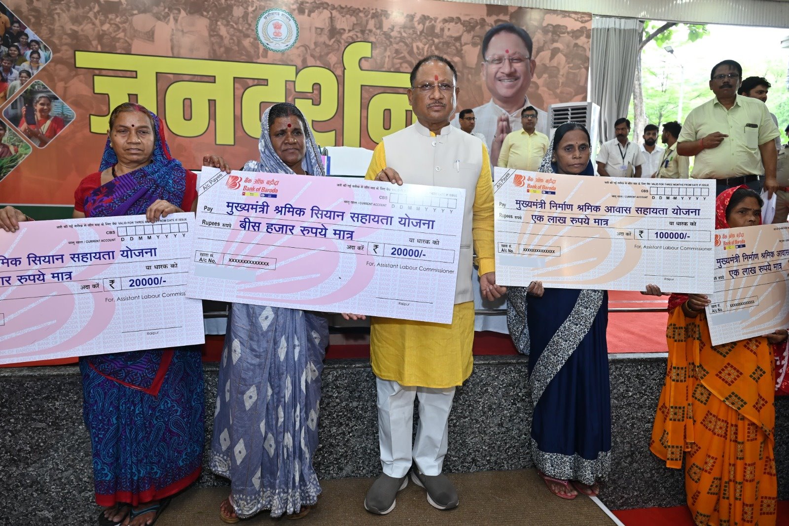  रिमझिम बारिश के बीच जनदर्शन में बड़ी संख्या में पहुंचे आमजन